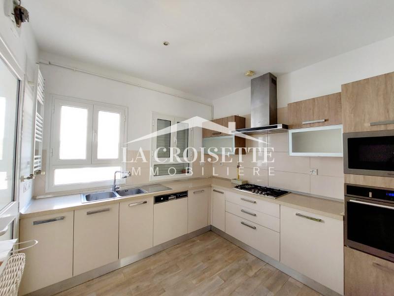 Triplex S+4 avec piscine à Gammarth